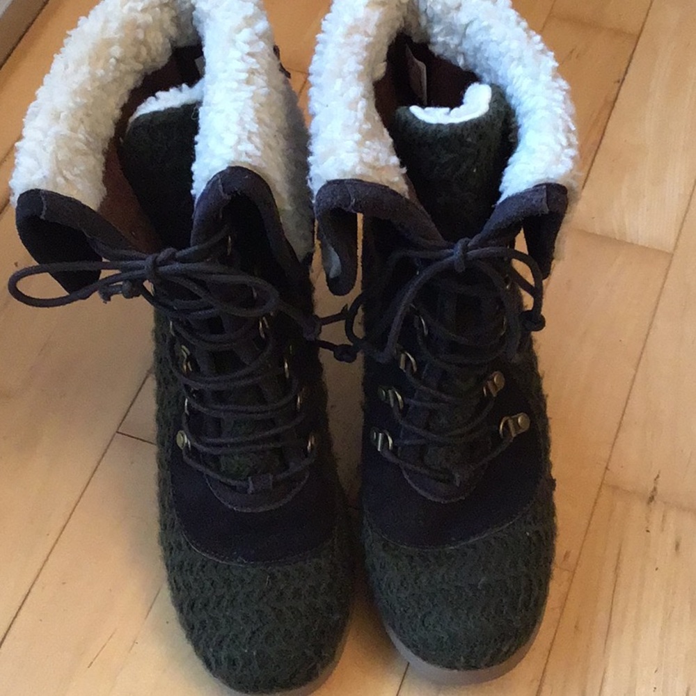 Women’s Green Lace-Up Heeled Boot with Shearling Cuff - Picture 5 of 8
